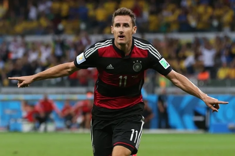 Klose là cầu thủ đứng đầu danh sách với 16 bàn thắng được ghi 